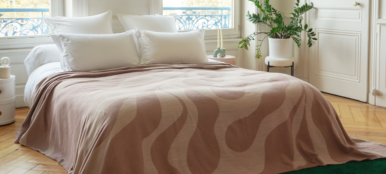 Couette ou couverture : que choisir pour bien dormir toute l'année ?